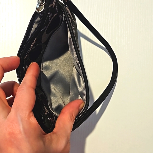 Coach black and silver Signature C wristlet with front pocket and hang tag - Picture 5 of 7